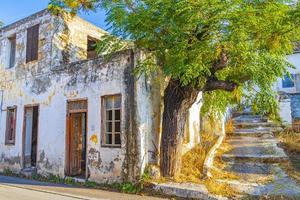 velhos abandonados quebrados e sujos casas edifícios rhodes greece. foto