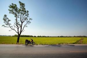 viajando de moto para viajar para fora da cidade foto