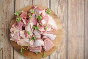 close-up de carne crua em uma tábua em uma tábua de cortar foto