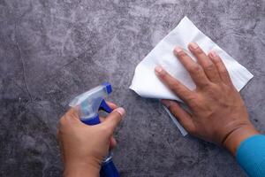 luvas de borracha azul para limpar a mesa com pano foto