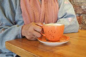 mulheres segurando uma café copo foto