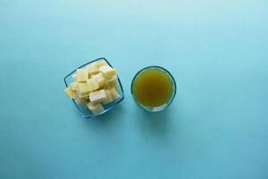 cana de açúcar suco em uma mesa foto