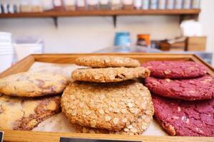 muitos diferente biscoitos em bandejas exibição padaria cafeteria foto