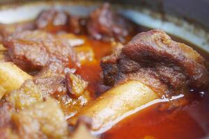 tradicional masala de cordeiro ao curry indiano em uma tigela na mesa foto