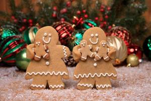 família de biscoitos de gengibre com crianças no feriado de fundo de natal foto
