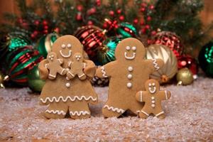 família de pão de mel com 3 filhos no feriado natal, fundo foto