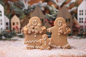 adorável pão de gengibre, pai e filhos se divertindo natal