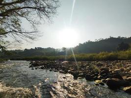 sol escaldante na natureza da montanha foto