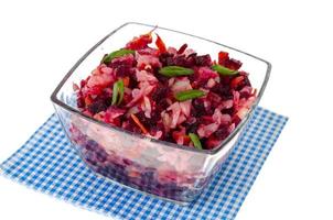 Salada de legumes vegetariana com beterraba, guardanapo brilhante. foto