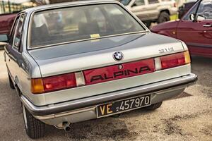 vicenza Itália 19 marcha 2024 vintage BMW 318 e30 modelo capturado dentro uma à moda urbano configuração foto