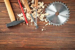 conjunto de ferramentas de carpinteiro em fundo de madeira foto