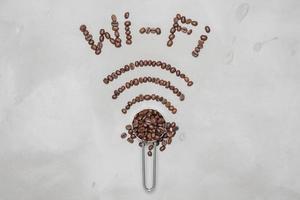 símbolo wi fi alinhado com grãos de café em um fundo branco os grãos de café formam um símbolo de wi-fi foto