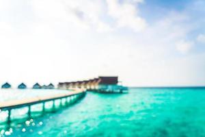 Resumo desfocar praia tropical e mar nas maldivas para o fundo foto