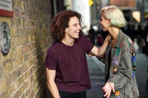 jovem casal falando no meio urbano em uma típica rua de Londres.