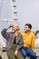 casal feliz pela ponte de westminster, rio tâmisa, em londres. Reino Unido. foto
