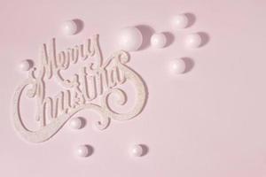 cartão de feliz natal, iluminação forte em fundo rosa foto