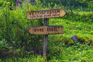 sinalização caminhada trilha natureza floresta paisagem ovre ardal vettisfossen noruega.