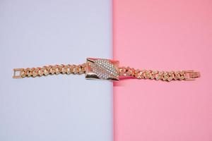 pulseira feminina com padrão dourado foto
