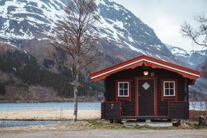 noruega rorbu casas e montanhas rochas sobre a paisagem do fiorde viagens escandinavas ver as ilhas lofoten foto