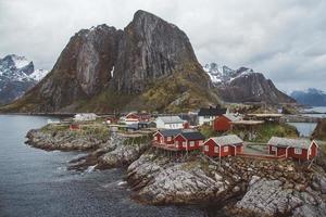 noruega rorbu casas e montanhas rochas sobre a paisagem do fiorde viagens escandinavas ver as ilhas lofoten foto