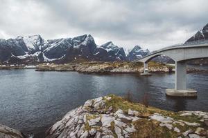 montanha da noruega nas ilhas lofoten. paisagem natural escandinava foto