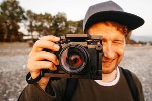 homem tirando uma foto com uma câmera profissional