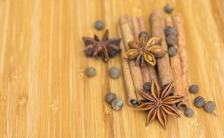 fundo de cozinha, anis estrelado com rolos de canela e pimentão foto