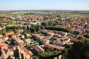 mantova Itália 10 09 2023 . vermelho lado a lado telhados dentro a cidade do mântua. foto