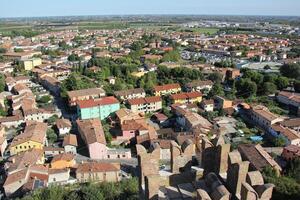 mantova Itália 10 09 2023 . vermelho lado a lado telhados dentro a cidade do mântua. foto