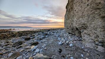 lindo costeiro pôr do sol panorama cenário do selvagem atlântico caminho às Silverstrand praia, galway, Irlanda, natureza fundo, papel de parede foto