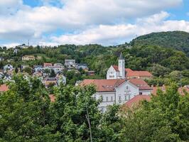 lindo paisagem urbana cenário do edifícios e arquitetura dentro velho Cidade cercado de floresta e colinas às Krapina, Croácia, município hrvatsko zagorje foto