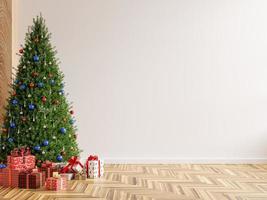 árvore de Natal na sala de estar na parede branca de luz vazia.
