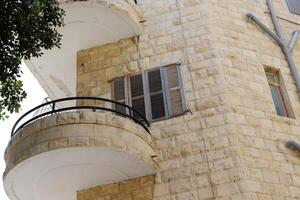 sacada, fechar-se, Como a arquitetônico detalhe durante habitação construção dentro Israel foto