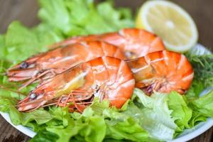 camarões cozidos camarões no prato restaurante de frutos do mar camarão fresco com legumes salada de ingredientes.