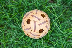 Esporte asiático de sepak takraw na quadra - bola de vime ou bola de takraw na grama verde foto