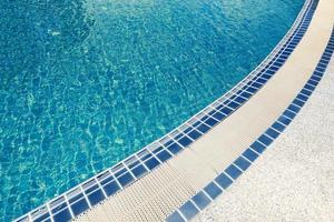 ladrilhos da piscina - a mais bela água fria no fundo da piscina com ladrilhos azuis foto