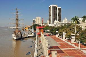 a frente do rio de guayaquil foto