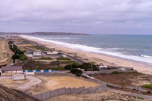 vista de uma longa praia no sul do equador, salinas foto