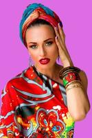 retrato de uma jovem cantora atraente em estilo africano sobre fundo colorido. foto