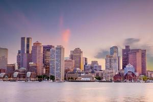 paisagem urbana do panorama do horizonte de Boston ao pôr do sol em Massachusetts, Estados Unidos foto