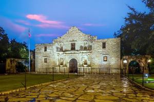 o histórico álamo ao crepúsculo, san antonio, texas foto