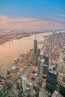 vista aérea do horizonte de manhattan ao pôr do sol, cidade de Nova york foto