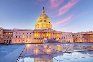 o edifício do capitólio dos estados unidos em washington, dc. marco americano foto