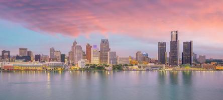 paisagem urbana do horizonte de detroit em michigan, eua, ao pôr do sol foto