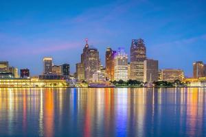 paisagem urbana do horizonte de detroit em michigan, eua, ao pôr do sol foto