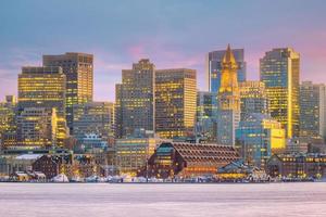 vista panorâmica do horizonte de boston com arranha-céus sobre a água ao entardecer em inusa foto