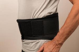 homem usando um colete ortopédico para as costas feridas, tratamento para dor nas costas foto