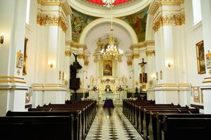 de madeira caixão às uma velório - velório cerimônia dentro Igreja foto