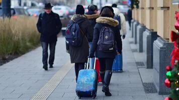 Varsóvia, Polônia. 29 dezembro 2023. pessoas do diferente idades e nacionalidades andar através dentro a cidade Centro, inverno tempo. pessoas às a rua. foto