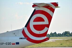 Varsóvia Polônia. Junho 8, 2018. chopin aeroporto dentro Varsóvia. avião às a aeroporto depois de pousar. foto